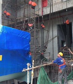 制造集團(tuán)工廠搬遷新廠設(shè)備吊裝作業(yè)