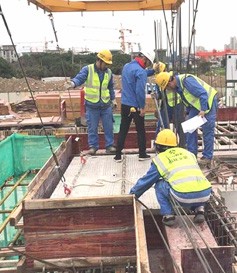 建筑樓盤新盤建設(shè)中二層梁板鋼筋等吊裝