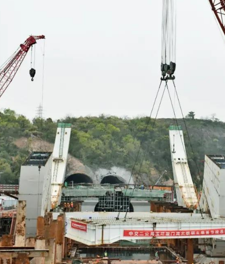 玉環(huán)漩門灣大橋及接線工程鋼主梁首節(jié)段吊裝成功