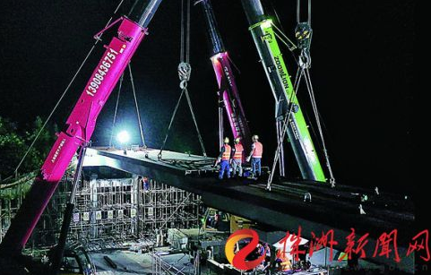 株洲云龍大道首座人行天橋成功吊裝